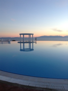 Der Pool bei Sonnenuntergang